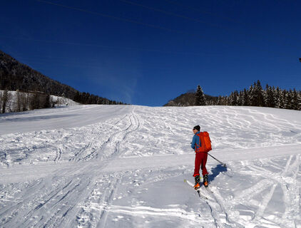 Der Beginn der Skitour folgt der Familienabfahrt am Pistenrand.