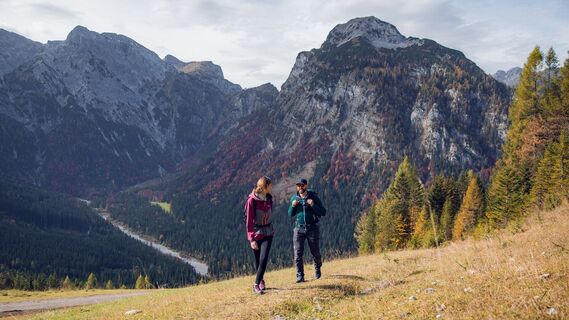 herbstliche Wanderung zum Zwölferkopf - Blick ins Tristenautal, rechts der Tristenkopf