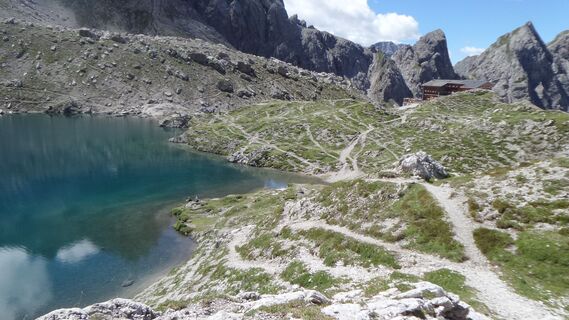 Karlsbader Hütte mit Laserzsee