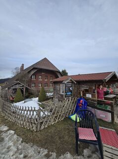 Fotografija s spletne strani bikeandcamp na poti