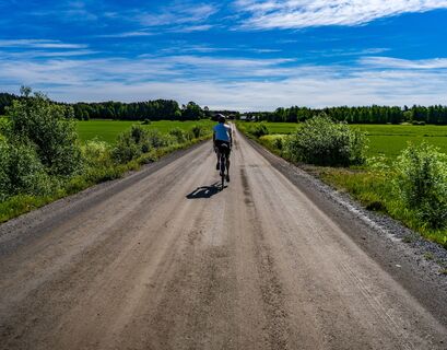 Radfahrer auf einem Schotterweg