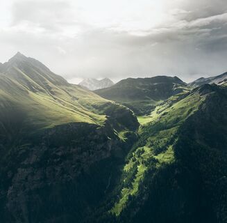 Pradätsch und Riedboda mit Tomülpass im Hintergrund