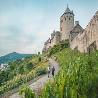 Wandernde an der Burg Altena