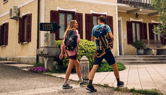 Der Carsus Trail beginnt im Zentrum von Mirna.