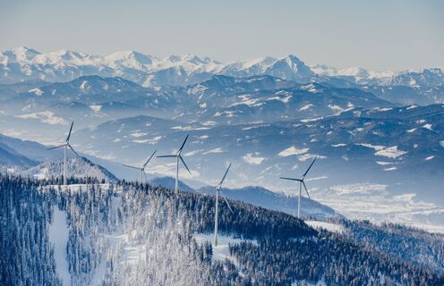 Blick vom Stuhleck auf die Windräder und die umliegende Bergwelt
