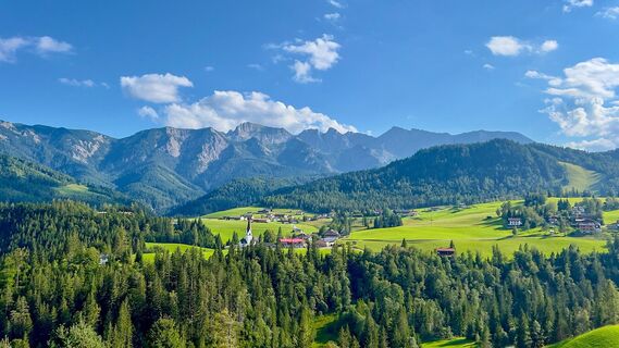 am Ende der "Gang" Straße - Blick nach Steinberg am Rofan, zur Pfarrkirche
