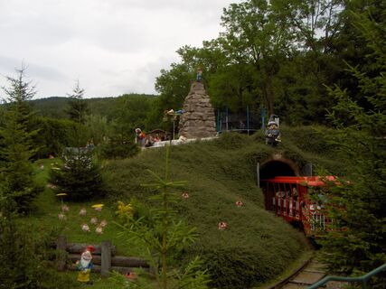 Das Zwergendorf belohnt die kleinen Wanderer für die Anstrengungen der Tour.