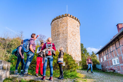 Borgholzhausen - Wanderer an der Burg Ravensberg