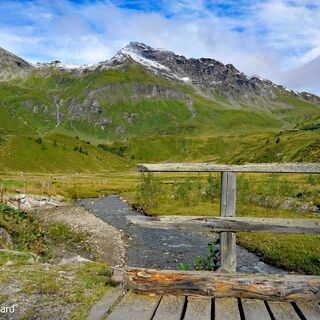 Es geht entlang des deutlich sichtbaren und markierten Weges in nördlicher Richtung. Wir überqueren den Tauernbach über eine Holzbrücke
