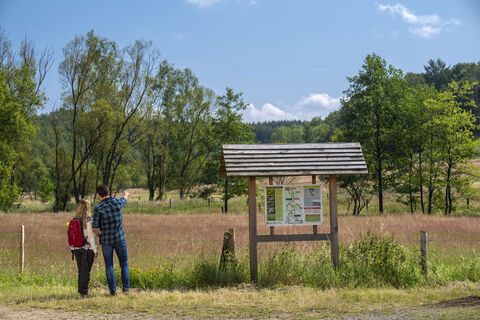 An der Infotafel im Weissbachtal