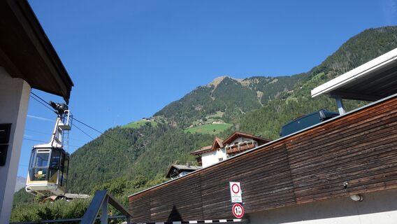 Dorf Tirol Seilbahn Hochmuth Talstation