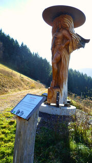 Holzskulptur "Anima Mundi" auf Themenweg "Mensch-Zeit-Erde"