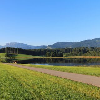 Der Attlesee mit Bergpanorama