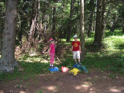 Kinder im Wald