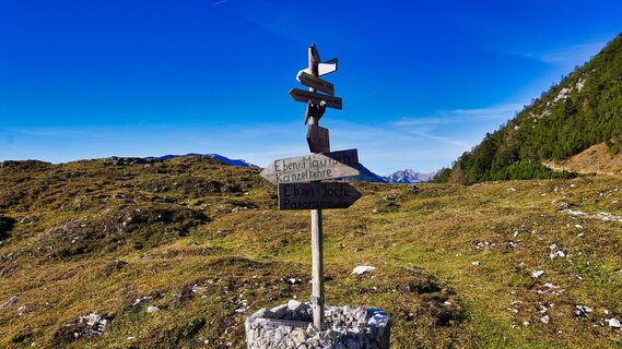 Wegweiser bei der Astenau Alpe zum Ebner Joch