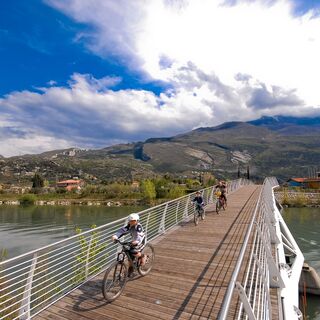 Der Radweg auf der Brücke in Torbole