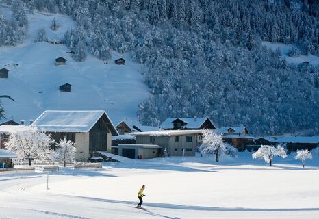 Langläufer auf der Loipe Nordic Surselva in Surrein