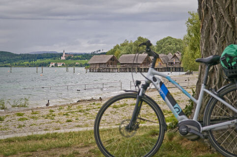 Blick auf die Pfahlbauten am Naturstrand Unteruhldingen