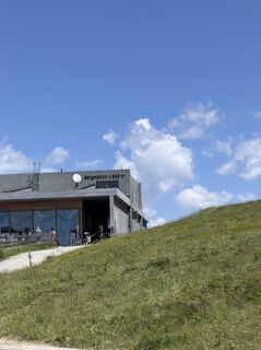 Fotografija s spletne strani Beyhan Goenuel na poti