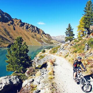 Mountainbiker am Cleuson Stausee