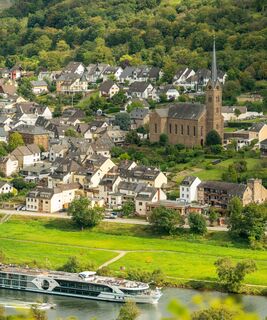 Blick auf Kobern mit Moselschiff