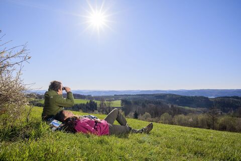Wanderer bei der Rast auf einer Wiese