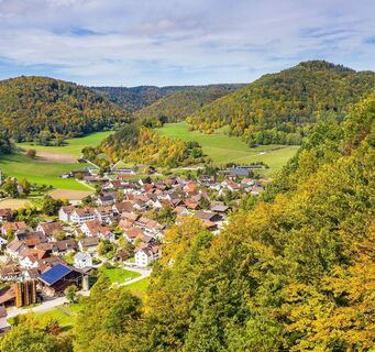 Merishausen_Herbst_Wald_Dorf_Vogelperspektive_Hügel_Oktober