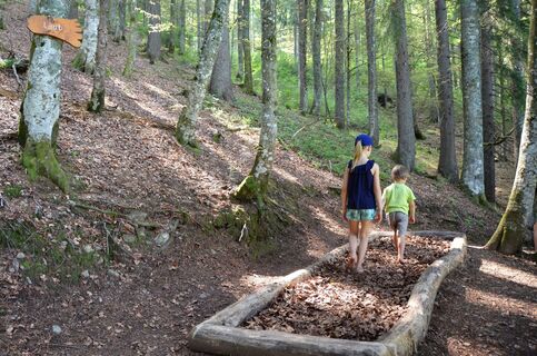 Kinder auf dem Barfußweg