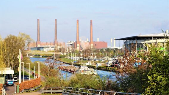 Blick auf Mittellandkanal, Autostadt und VW-Werk