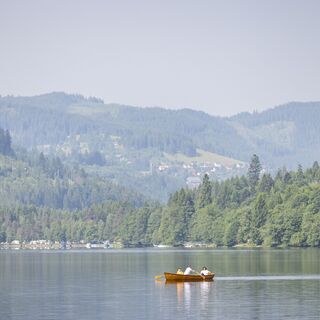 Familie beim Bootfahren am Titisee