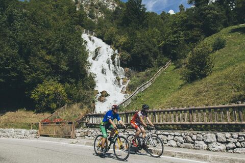 Der Wasserfall Rio Bianco in Stenico