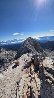 Foto von Don Alessandro Sohn der Berge entlang der Tour