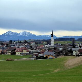 Blick auf Köstendorf und das Staufengebirge im Hintergrund.