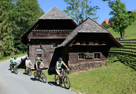 Radfahrer beim Heimatmuseum in Wenigzell