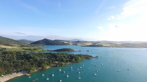 Blick auf den Alloz-Stausee, den man von Villanueva de Yerri aus sehen kann.