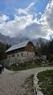 Foto von Don Alessandro Sohn der Berge entlang der Tour
