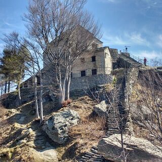 Das Heiligtum von Santa Cristina mit der Zugtreppe
