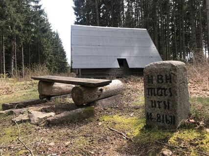 Bärenstein mit Bärensteinhütte und Sitzgruppe