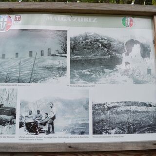 Schild bei Malga Zures mit Fotos und Informationen zum Ersten Weltkrieg