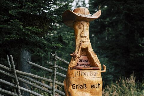 Geschnitzte Schnapsbar beim Hilmtor