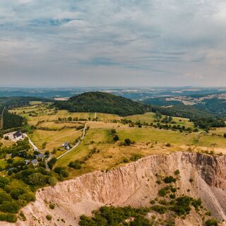 Blick von oben auf die Altenberger Pinge und den Geisingberg