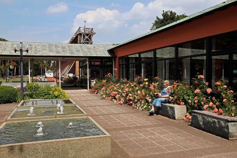 Vor der Kurhalle im Kurpark von Bad Westernkotten
