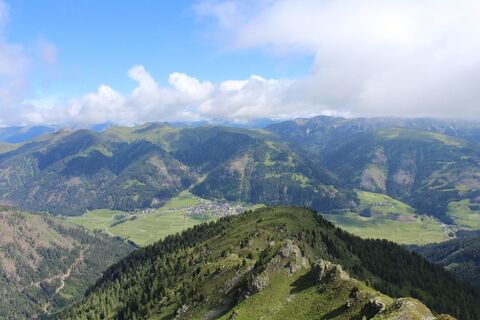 Blick vom Spitzköfele auf Obertilliach und die Gailtaler Alpen.jpg
