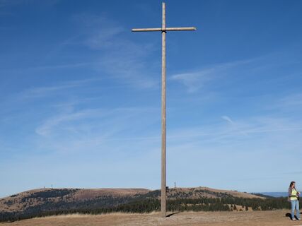 Gipfelkreuz des Herzogenhorns mit Blick zum Feldberg