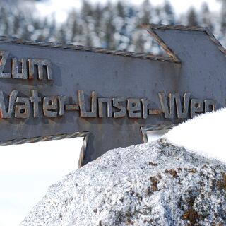Eiserner Wegweiser zum Vater unser Weg