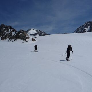 Abfahrt über den weitläufigen, sowie spaltenarmen Vernagtferner.