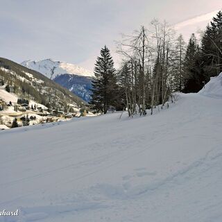 Im Hintergrund (Bildmitte) ist die Wallfahrtskirche von Heiligenblut zu sehen.