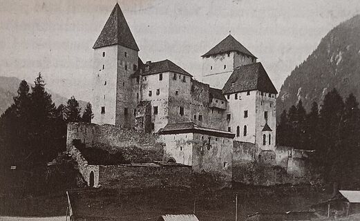 Burg Mauterndorf im ruinösen Zustand ©Hanno Bayr, Berlin trifft Mauterndorf – Eine Reise mit Epenstein und Göring (Peter Klammer Verlag, 2017).jpg