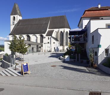 Foto Kirchenplatz mit Pfarrkirche u. Stöckl