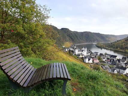 Wanderliege mit Blick auf Karden